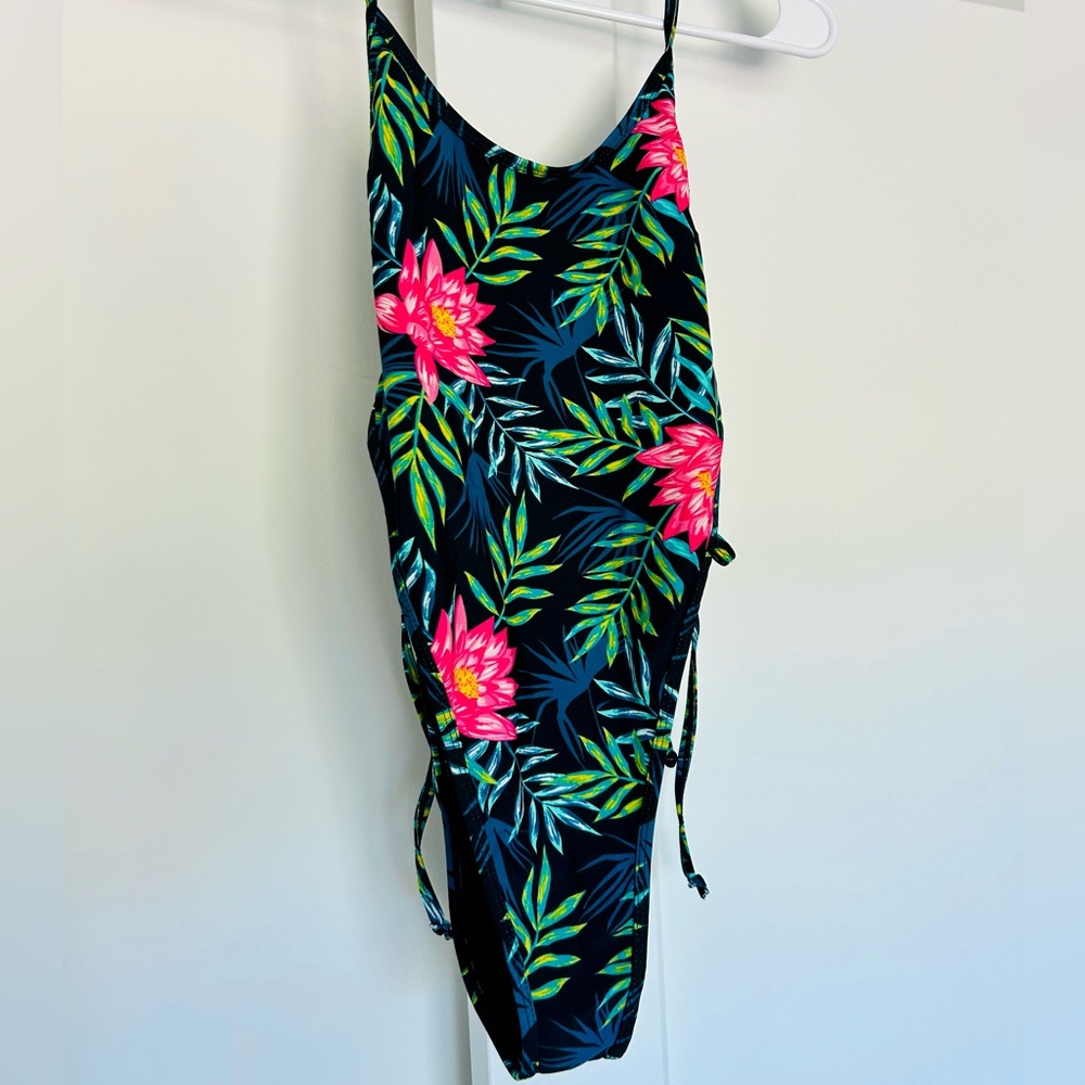 NWOT tropical swimsuit, MD